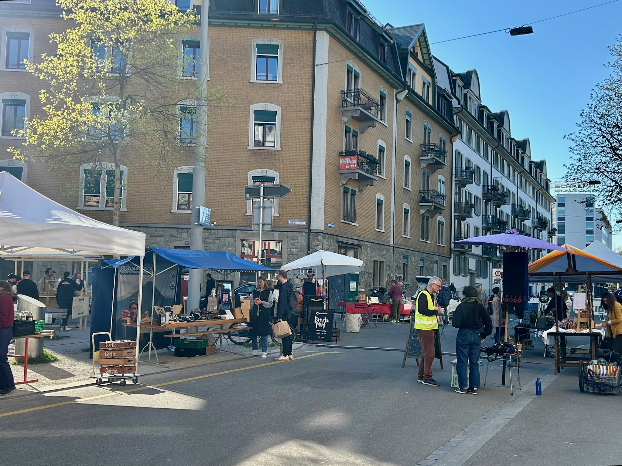 Der erste neugierige Kunde...